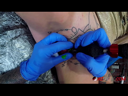 ❤️ Äärimmäisen tatuoitu hottie Sully Savage sai tatuoinnin klitorikseen ️❌ Pornovideo at us ﹏