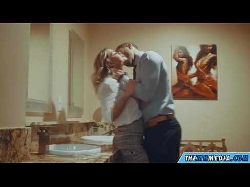 ❤️ Kun povekas blondi viettelee sinut julkisessa vessassa ️❌ Pornovideo at us ﹏